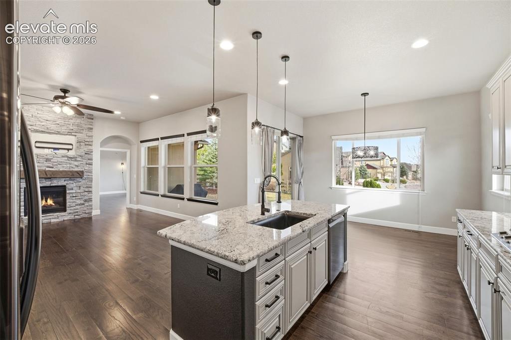 Image 15 of 41: Kitchen
