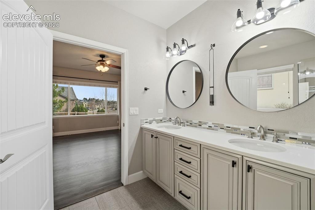 Image 17 of 41: Bathroom