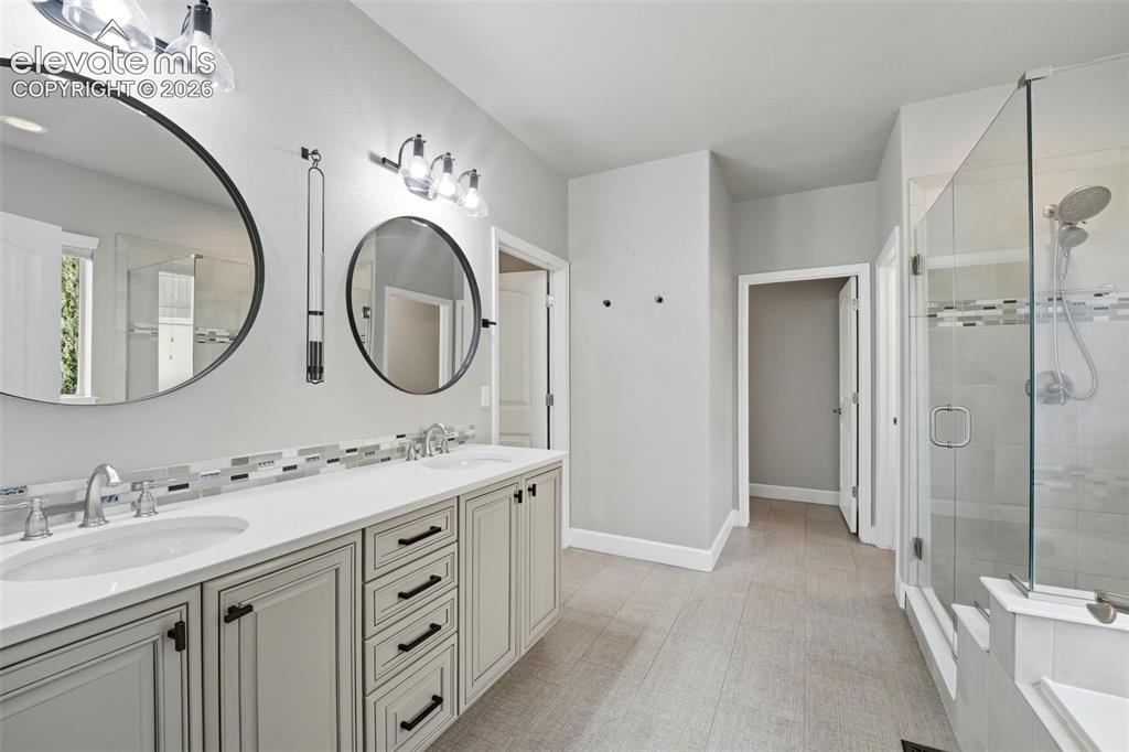 Image 19 of 41: Bathroom