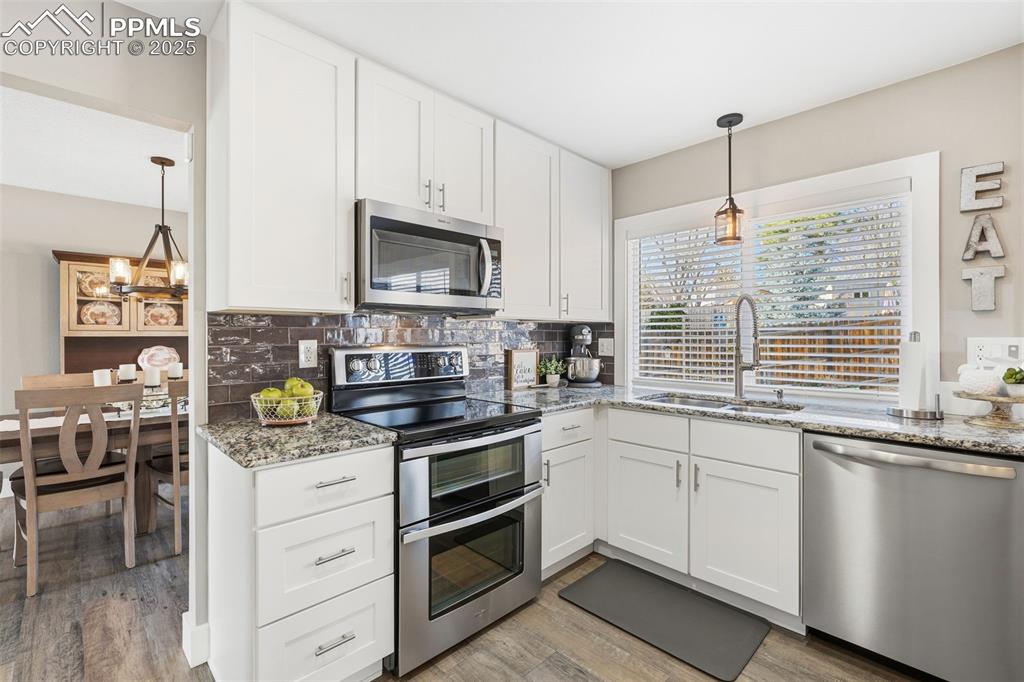 Image 10 of 45: Kitchen