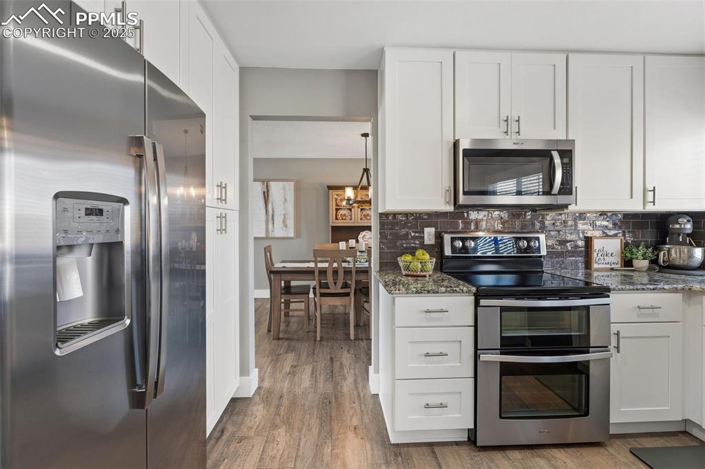 Image 15 of 45: Kitchen