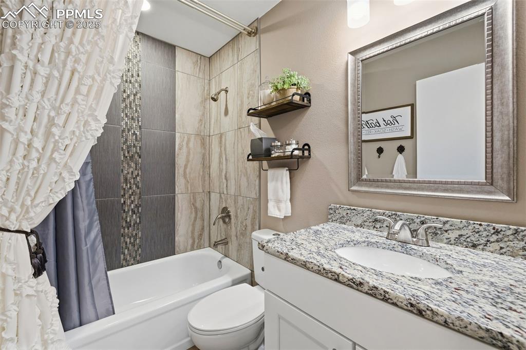 Image 35 of 45: Bathroom