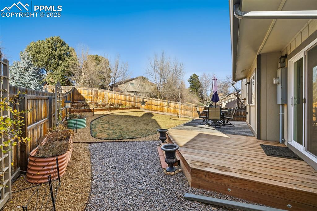 Image 39 of 45: Yard