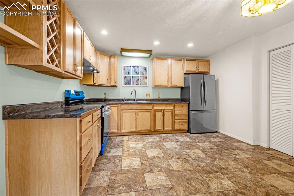 Image 7 of 19: kitchen