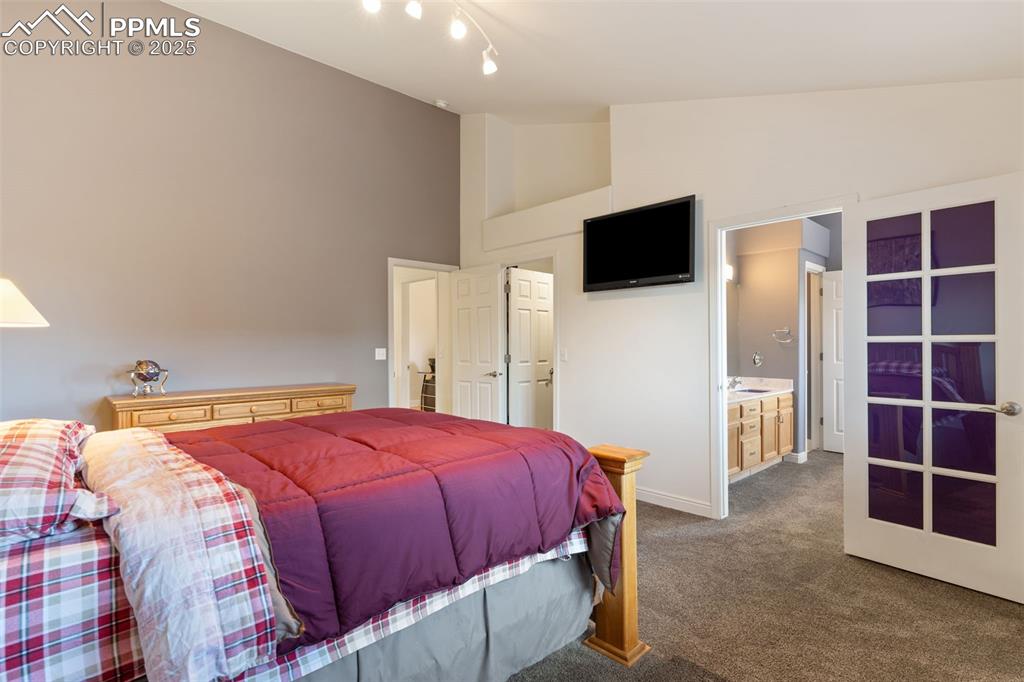 Image 12 of 33: Bedroom