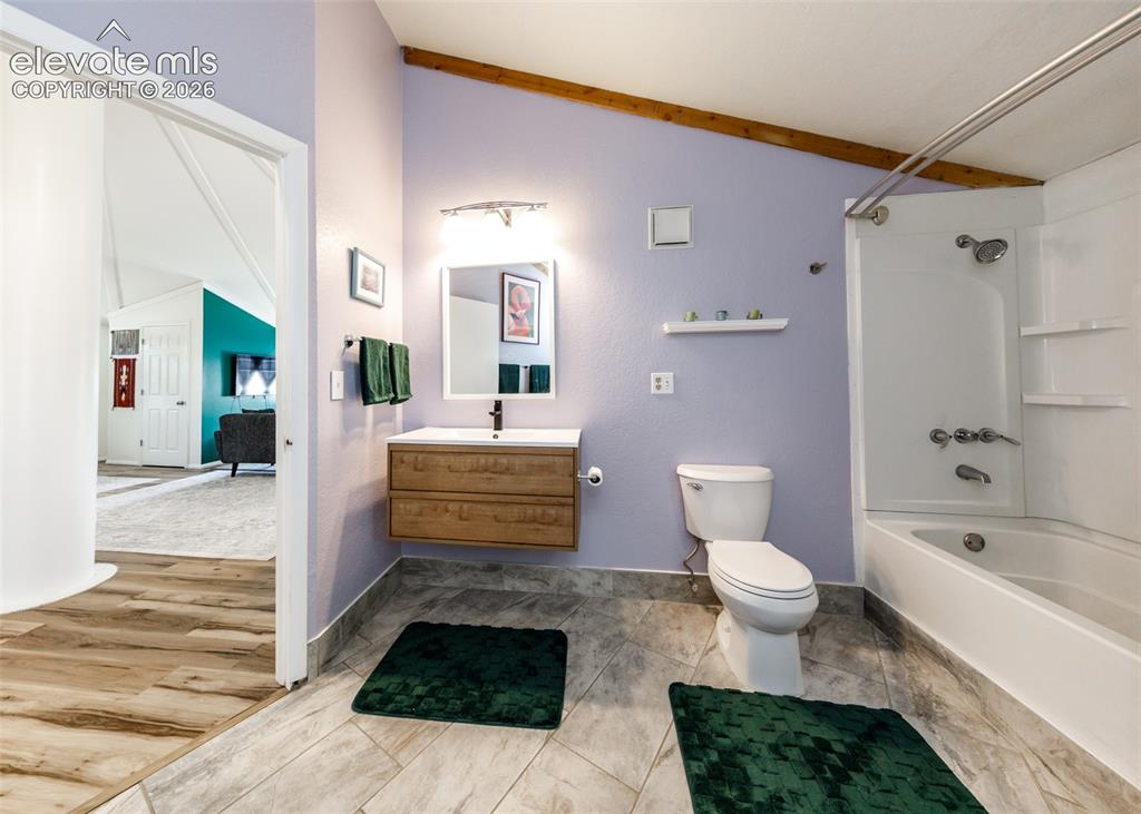 Image 16 of 23: Bathroom
