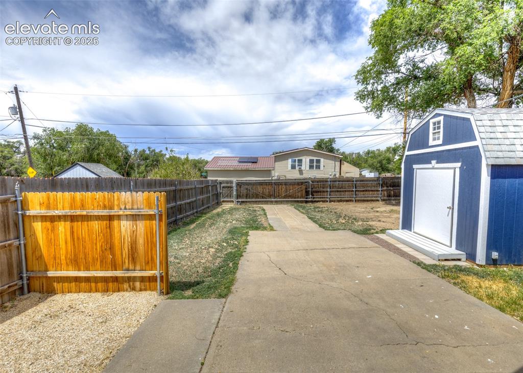 Image 20 of 23: Yard