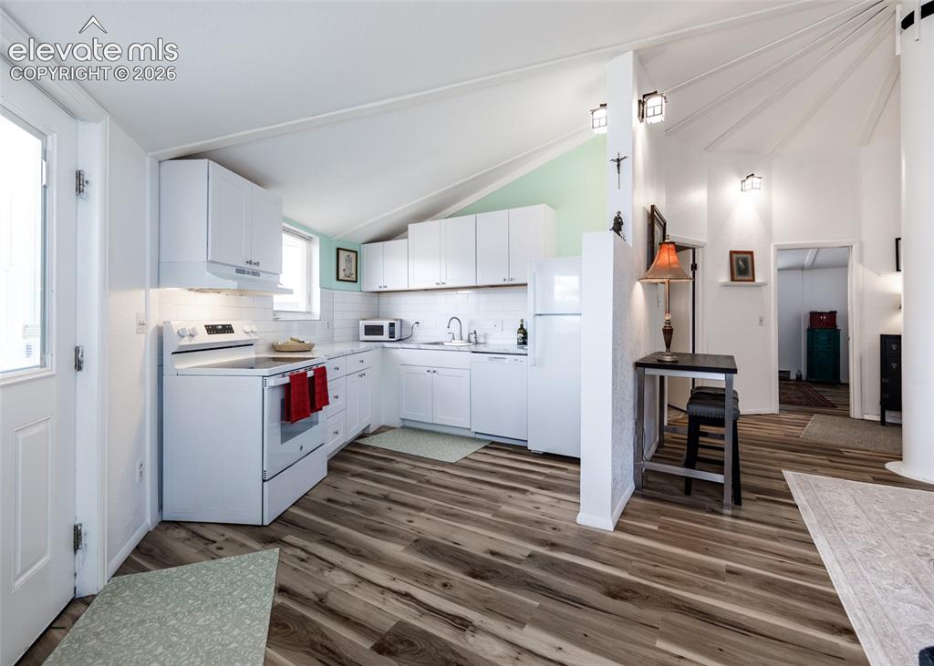 Image 8 of 23: Kitchen