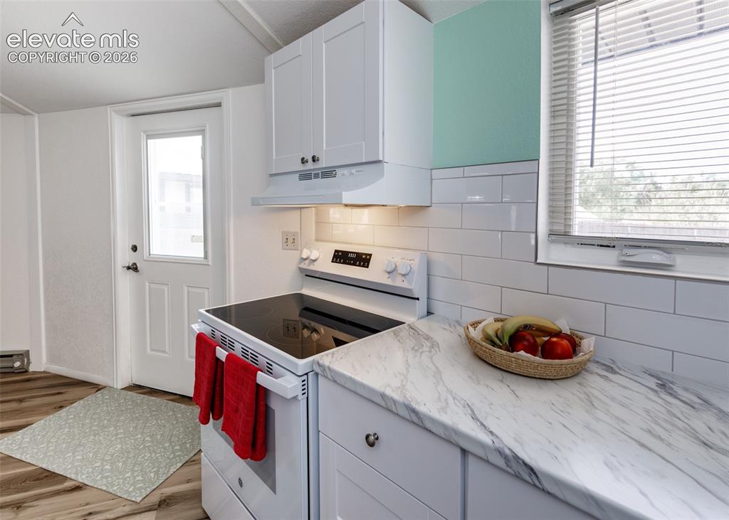 Image 9 of 23: Kitchen