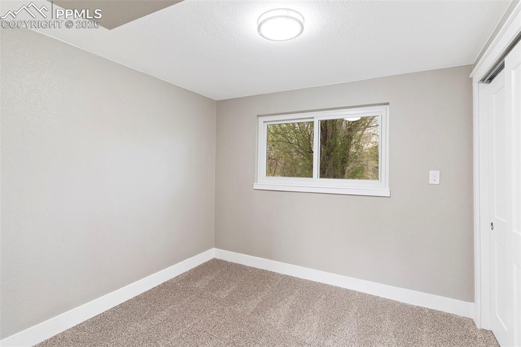 Image 17 of 20: Bedroom