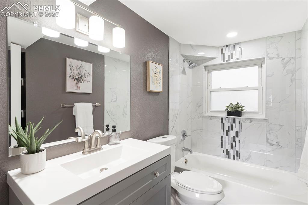 Image 18 of 20: Bathroom