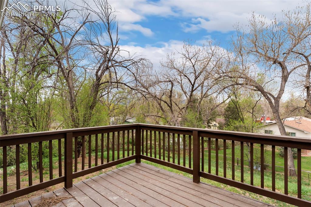 Image 19 of 20: Deck