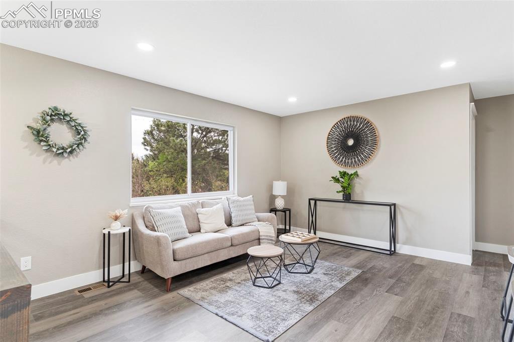 Image 4 of 20: Living Room