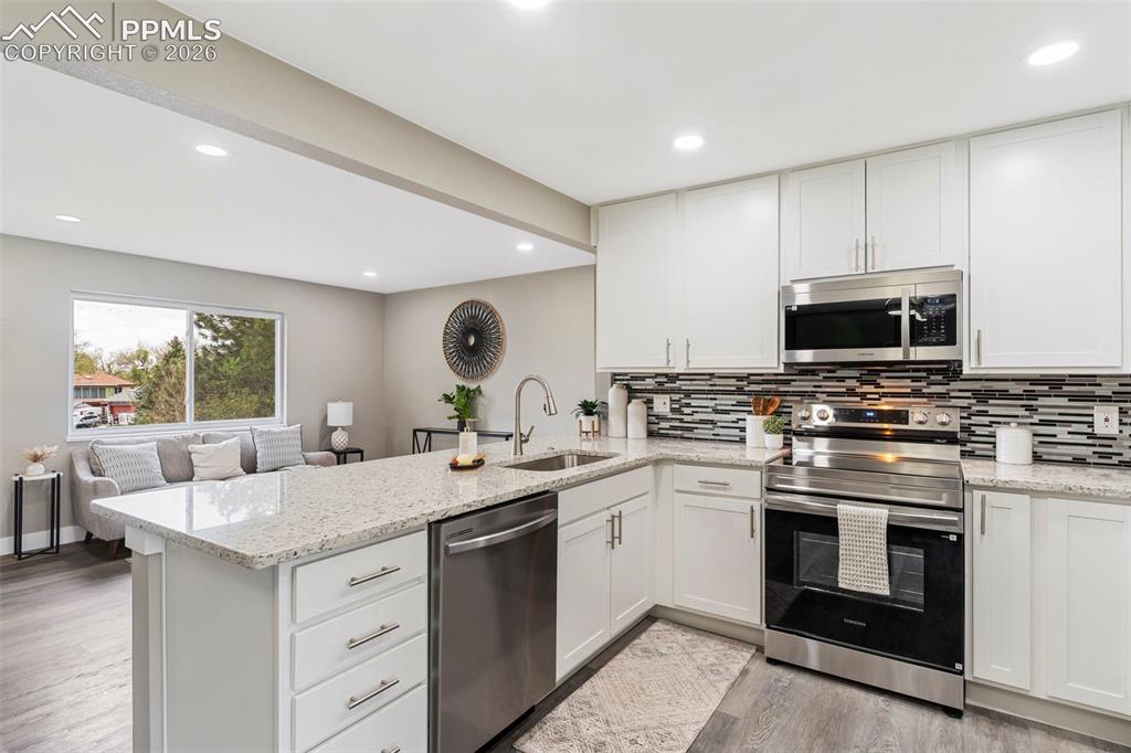 Image 7 of 20: Kitchen