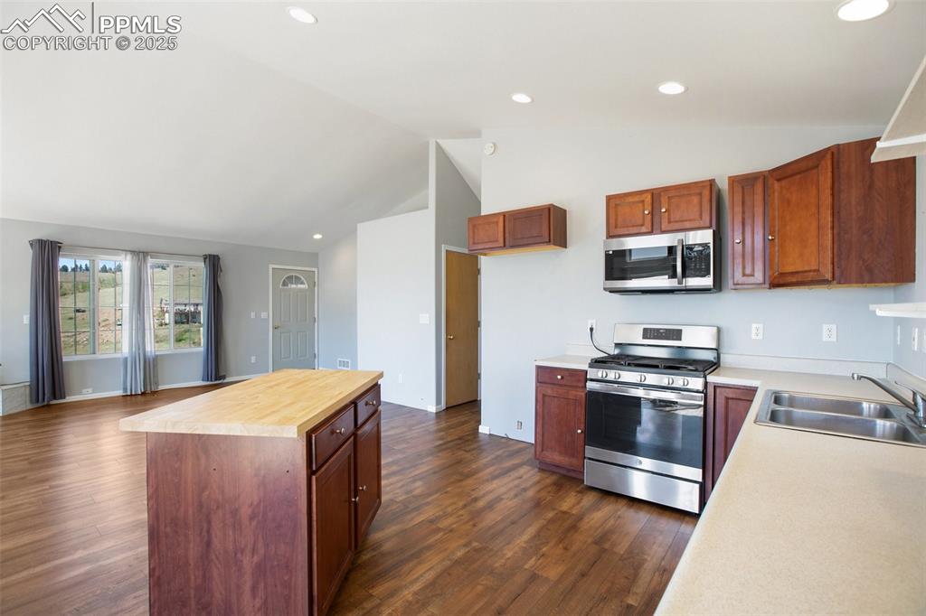 Image 13 of 27: Kitchen