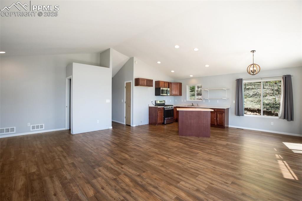 Image 7 of 27: Kitchen