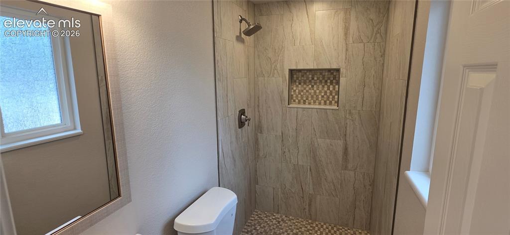 Image 18 of 21: Bathroom