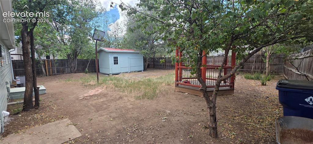 Image 19 of 21: Yard
