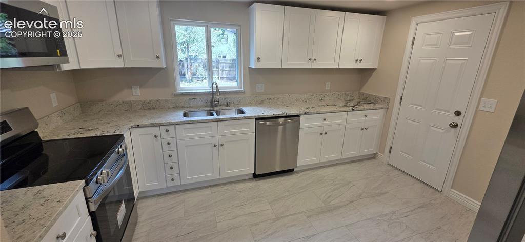 Image 7 of 21: Kitchen