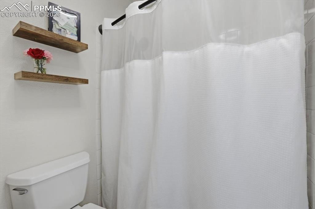 Image 20 of 42: Bathroom