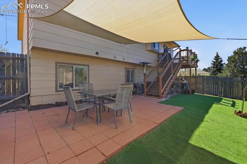 Image 35 of 42: Yard