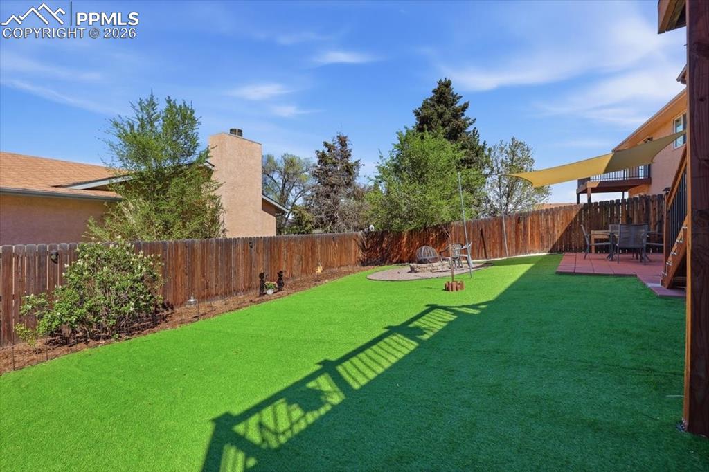 Image 36 of 42: Yard