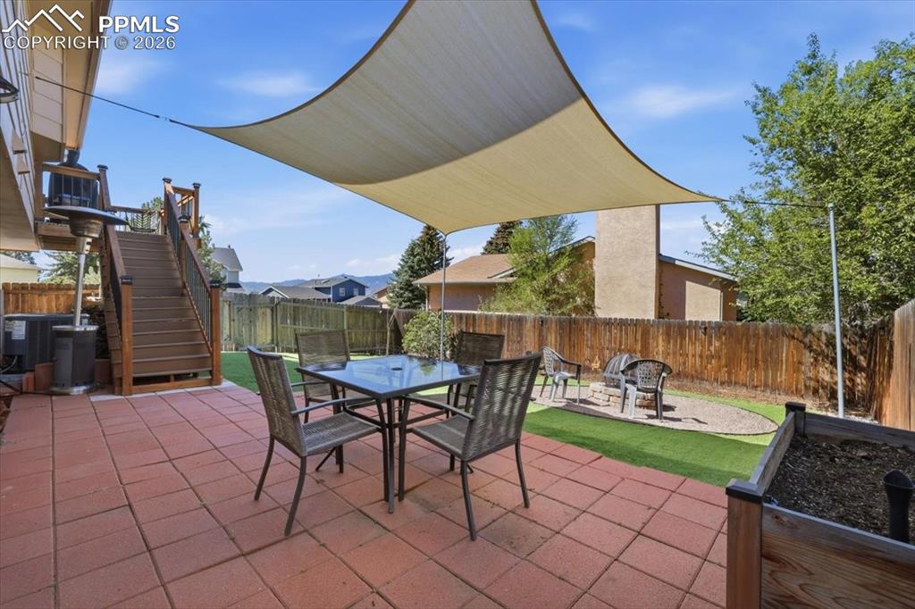 Image 37 of 42: Yard