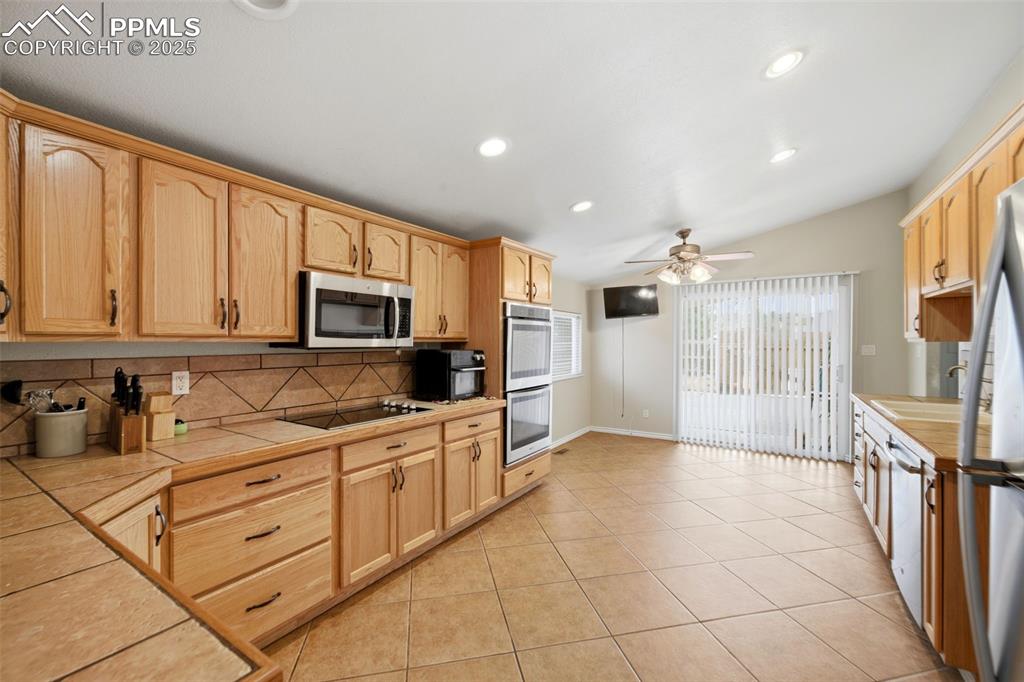 Image 15 of 43: Kitchen