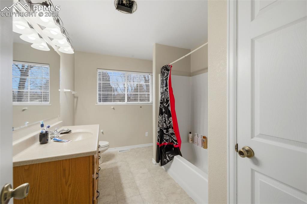 Image 17 of 43: Bathroom