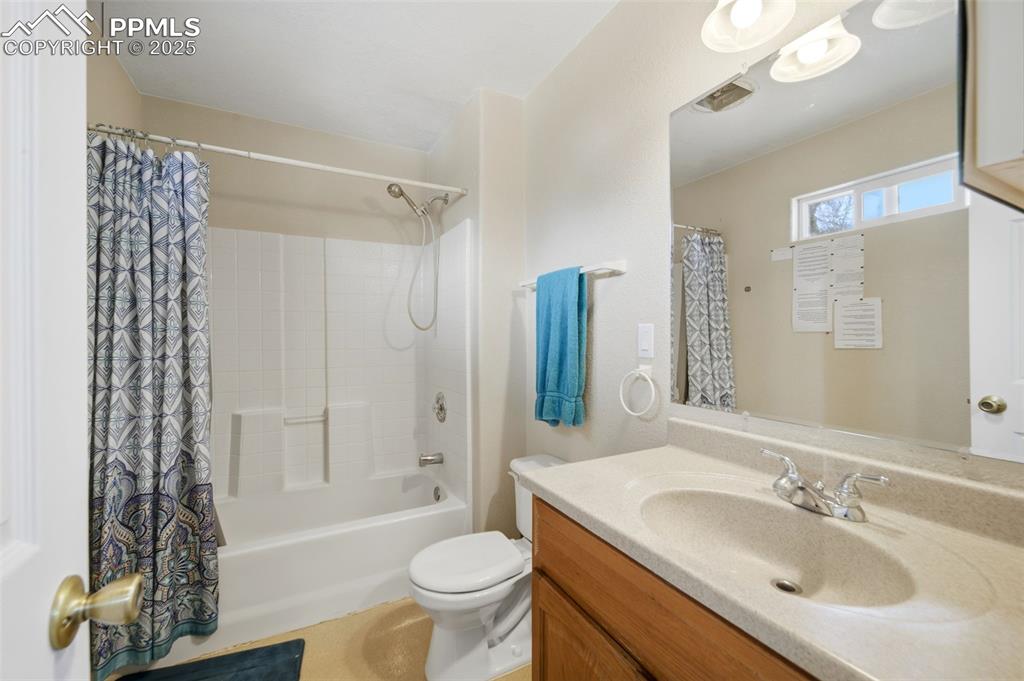 Image 21 of 43: Bathroom