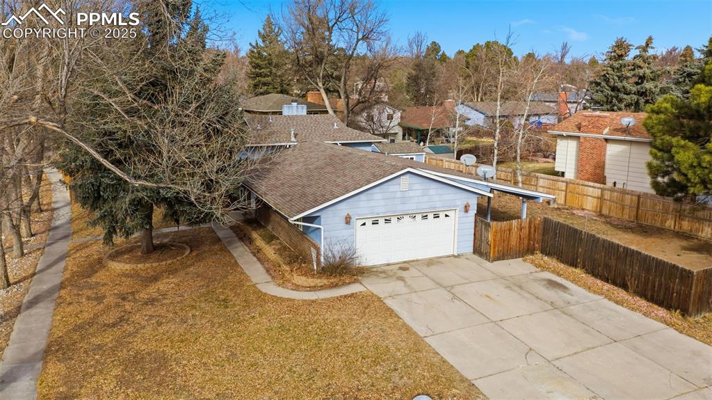 Image 31 of 43: Garage