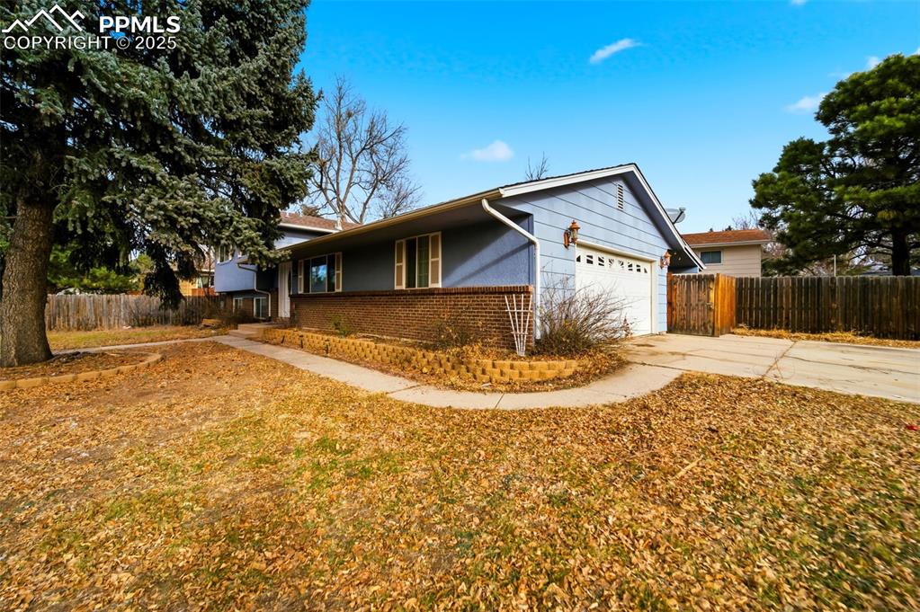 Image 4 of 43: Garage