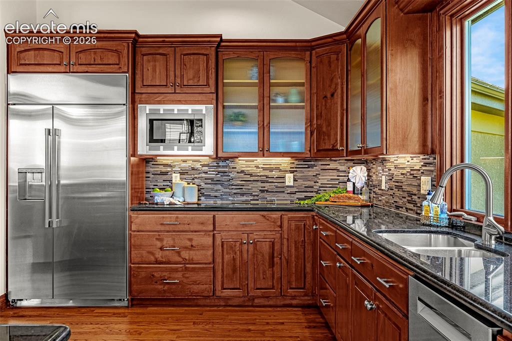 Image 10 of 50: Kitchen