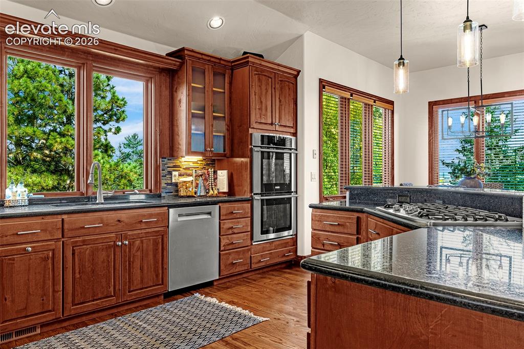 Image 11 of 50: Kitchen