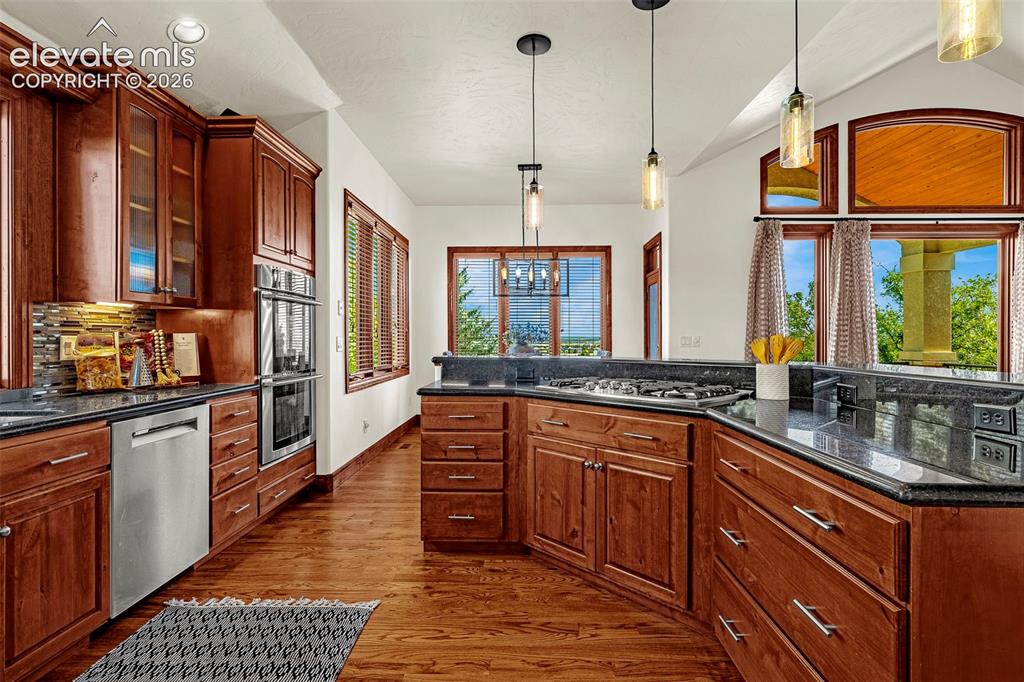 Image 12 of 50: Kitchen
