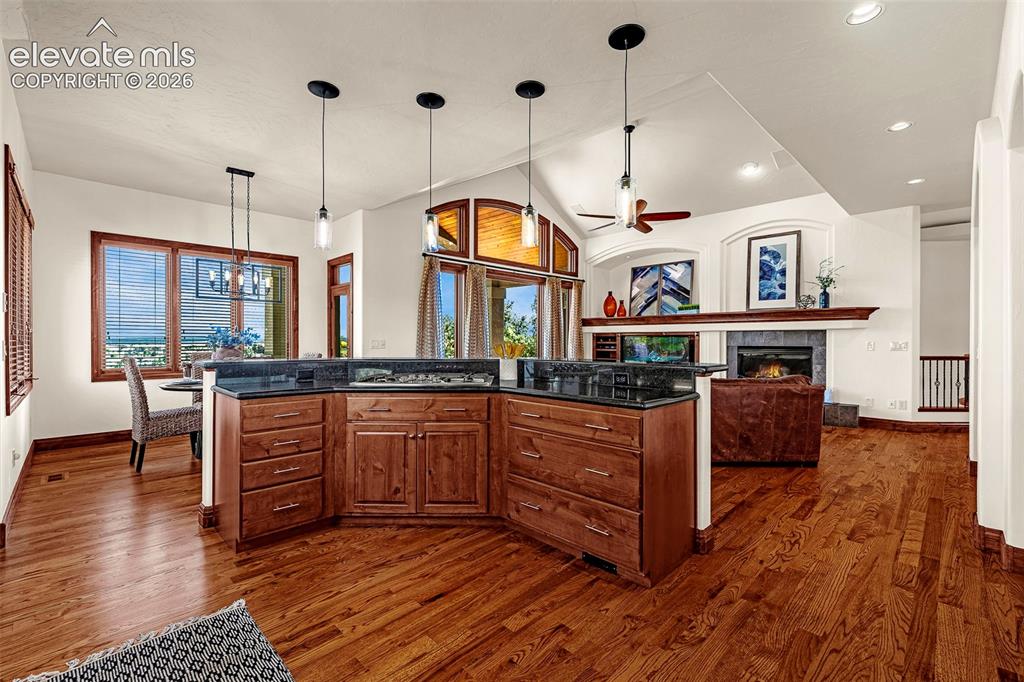 Image 14 of 50: Kitchen