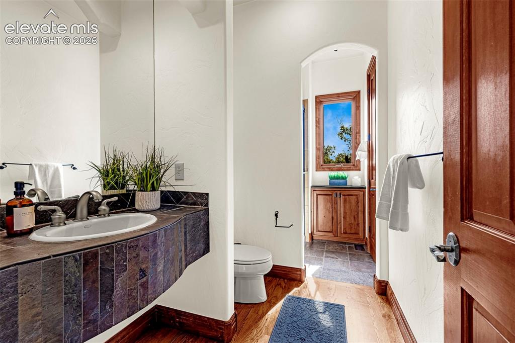 Image 19 of 50: Bathroom