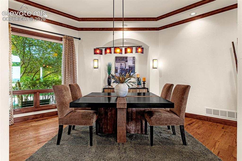 Image 7 of 50: Dining Area