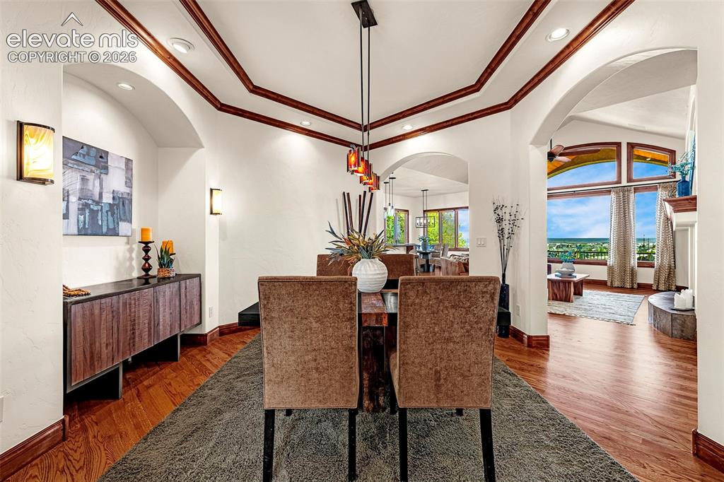 Image 8 of 50: Dining Area