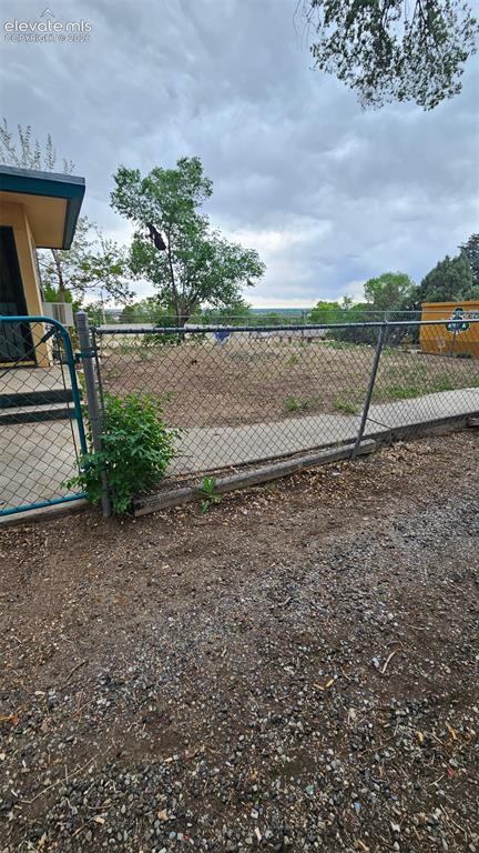 Image 10 of 11: Yard