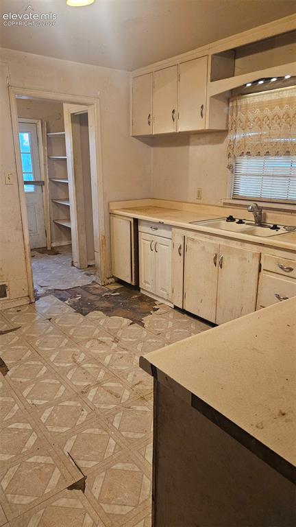 Image 6 of 11: Kitchen