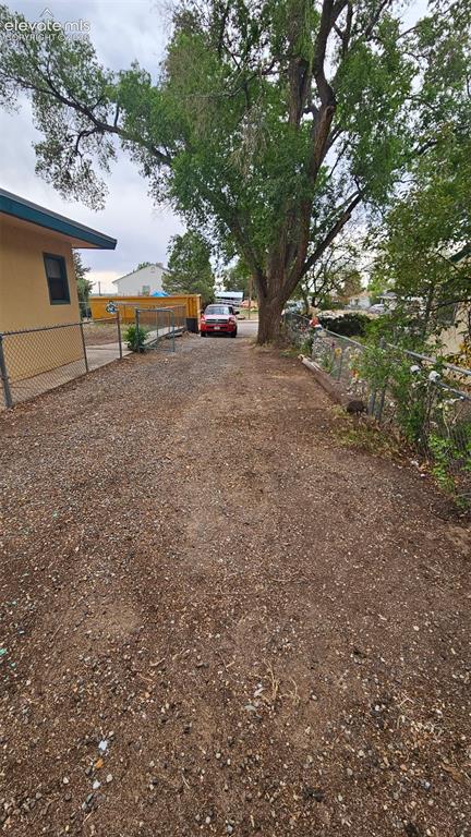 Image 9 of 11: Yard