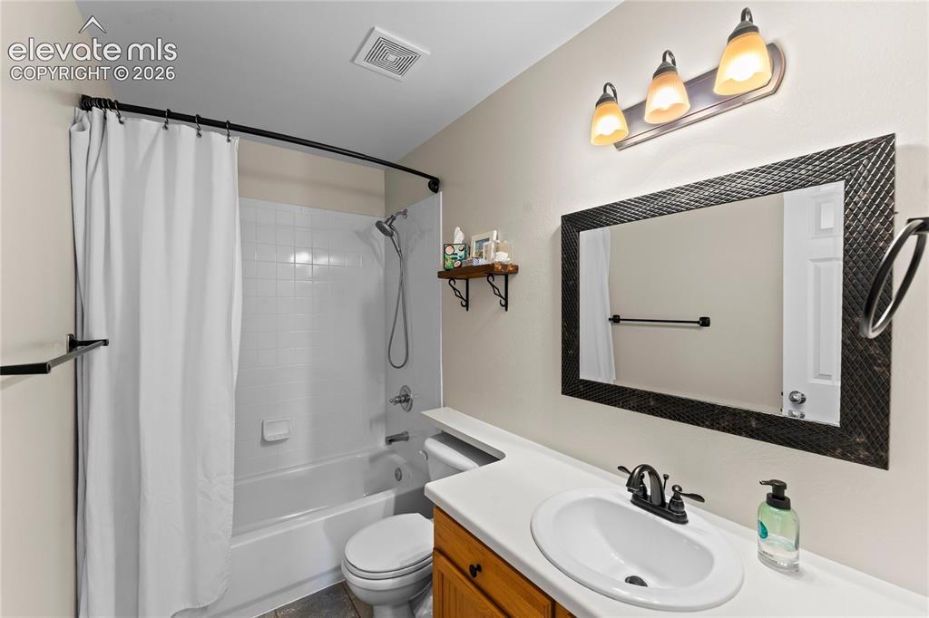 Image 19 of 45: Bathroom