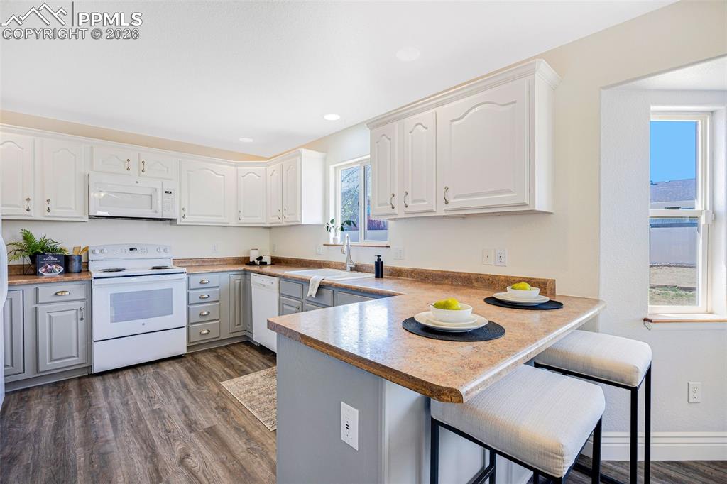 Image 10 of 33: Kitchen