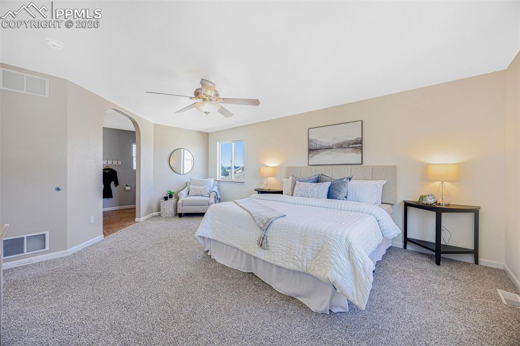 Image 17 of 33: Bedroom