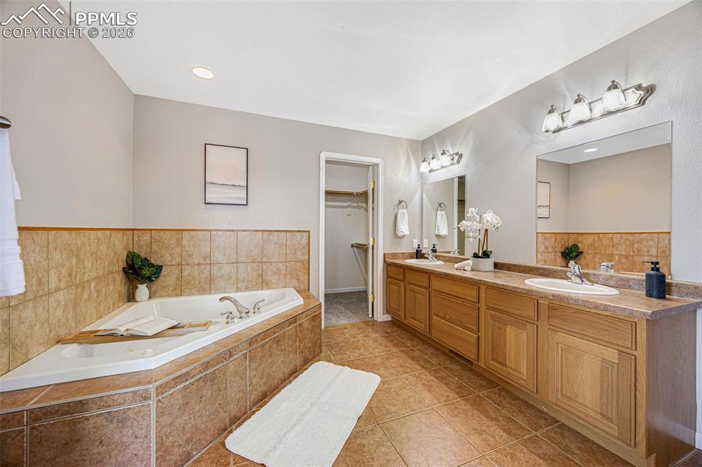 Image 18 of 33: Bathroom