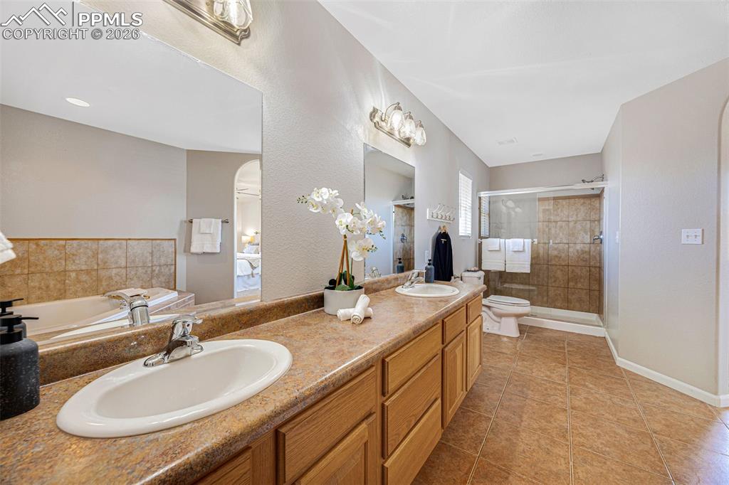 Image 19 of 33: Bathroom