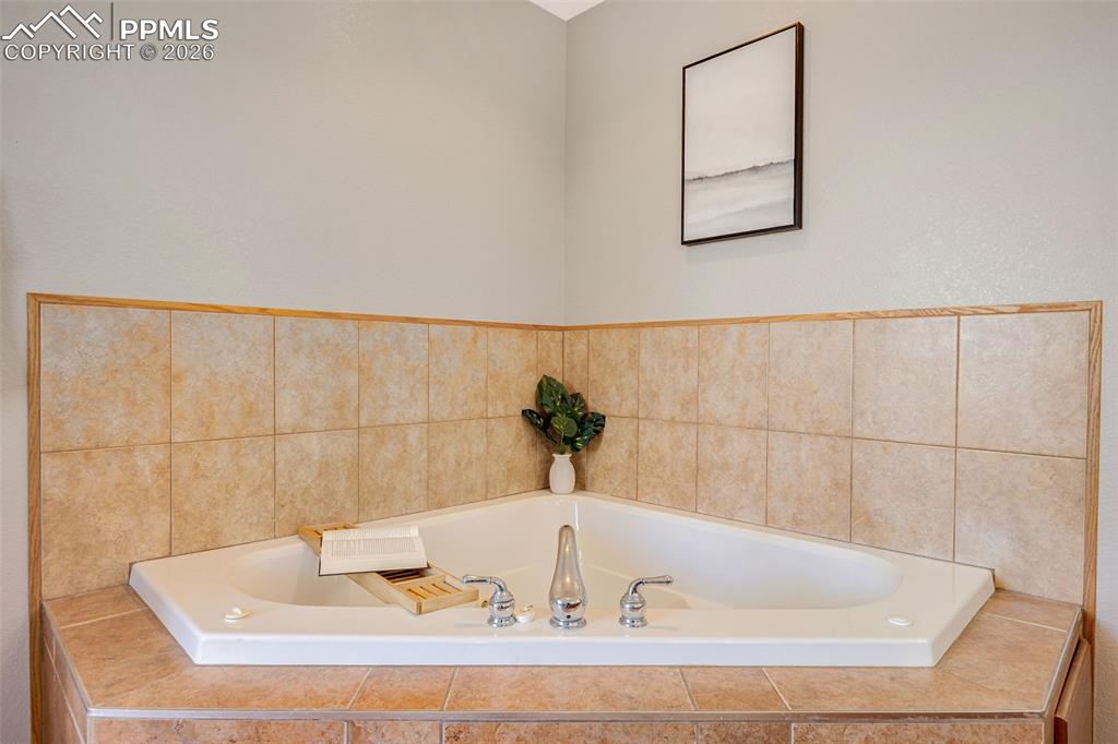 Image 20 of 33: Bathroom