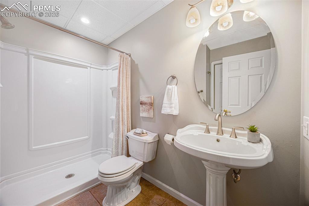 Image 26 of 33: Bathroom