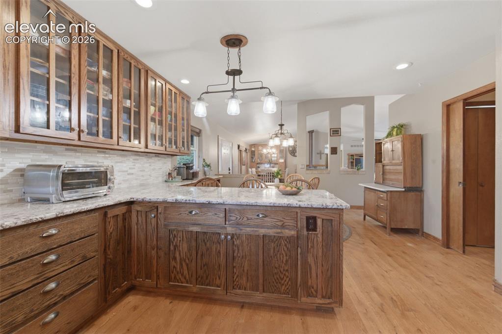 Image 10 of 50: Kitchen